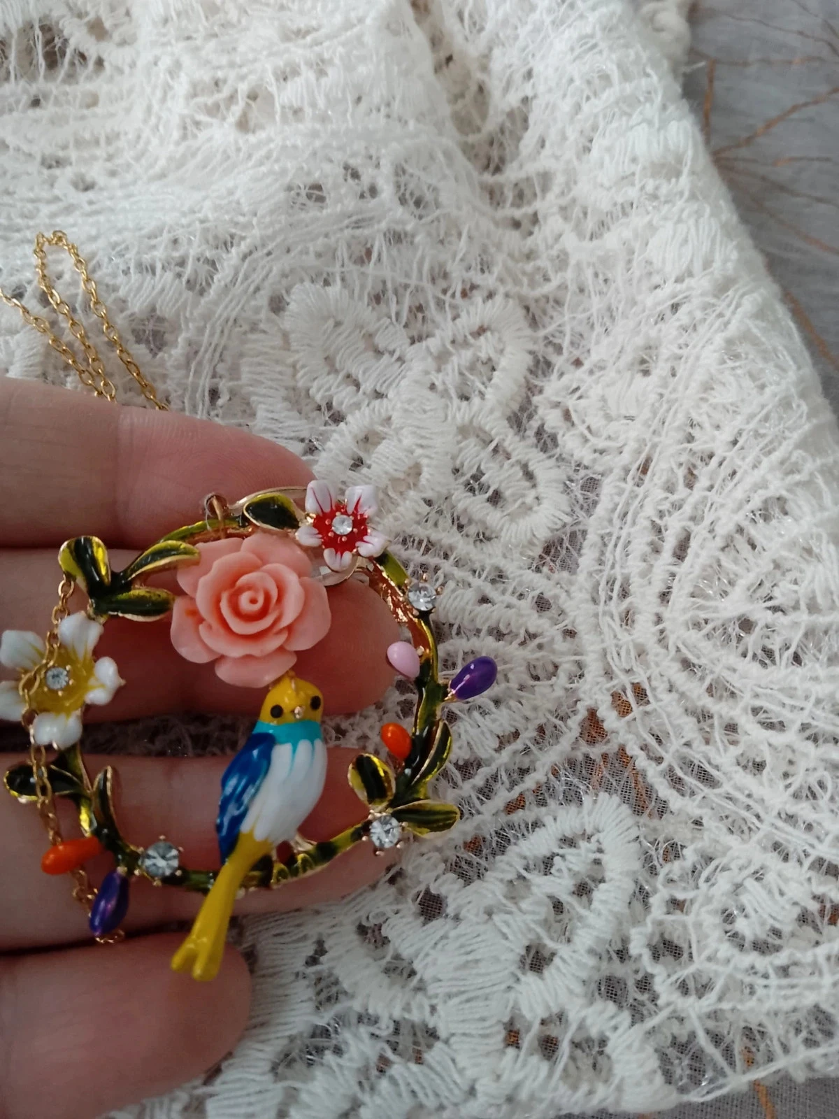 Collar de corona de flores dorado con pájaro y piedra de cristal de roca – photo 3